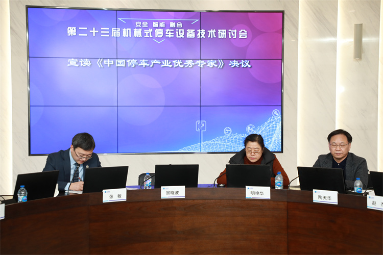 明會長讀決議.jpg