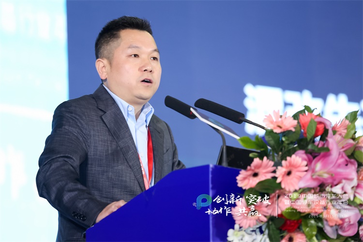 馮小隆.jpg